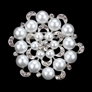Elegant Alloy Round Artificial Pearl Brooch Pin For Women Luxury Geometric Crystal Rhinestone Breastpin Apparel Decorative Accessories