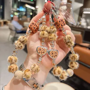 Llavero Lindo de Pompon de Felpa Estampado Leopardo Cadena Teléfono Cuentas Colgante Corazón Adorno Bolso para Mujeres Chicas Regalo Decorativo