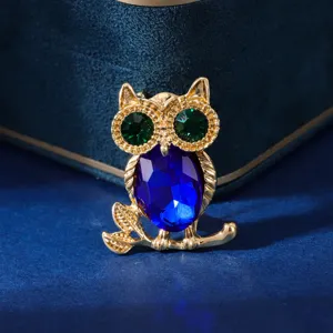 Vintage Gold Eule Brosche mit grünen Kristallaugen und blauem Kristallkörper Mode Pin