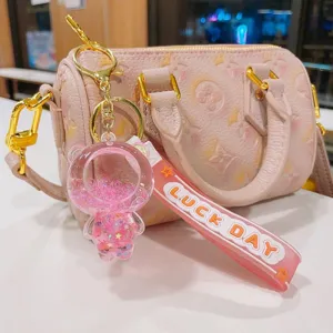 Süßer Acryl Treibsand Bär Schlüsselanhänger mit Glitzer und rosa Schlaufe für Rucksack.