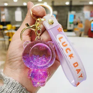 Niedlicher lila Acryl Bär Schlüsselanhänger Detailansicht mit Glitzerperlen und Band.