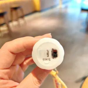 LED raketen nachtlicht schluesselanhaenger batteriefach und schalter detailansicht