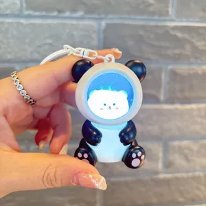 Close-up van schattige panda LED nachtlamp sleutelhanger met helder berengezicht ontwerp.
