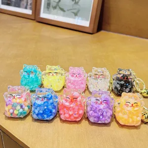 Detailansicht des Acryl Glückskatze Schlüsselhängers mit Treibsand, süßer Taschenanhänger.