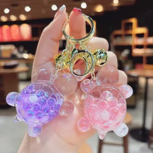 Primo piano dettagliato di simpatici portachiavi a tartaruga glitterati con resina.