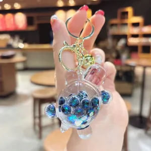 Simpatico portachiavi tartaruga trasparente pieno d'olio con bellissime paillettes lucide.