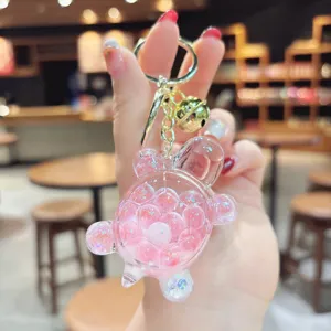 Simpatico portachiavi tartaruga glitter liquido, primo piano del ciondolo luminoso per borsa.