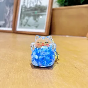 Süßer Flüssigkeit Glitzer Glückskatze Acryl Schlüsselanhänger mit blauen Perlen Detail.