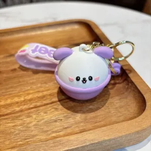 Adorable llavero de silicona de dibujos animados vista detallada, bonito accesorio morado y blanco.