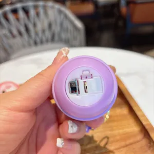 Detalle del llavero que muestra el compartimento de la batería y el interruptor de luz.