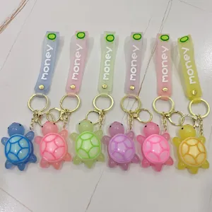 Detalle de llavero de tortuga de dibujos animados de PVC, colgante colorido para bolsos.