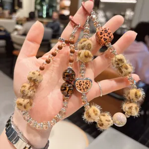 Encantadora correa de teléfono con cuentas de leopardo y bonitas perlas para bolsos.