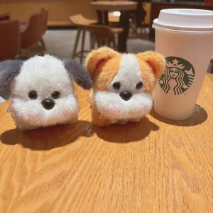 Simpatico portachiavi in peluche con cane dei cartoni animati, morbido ciondolo.