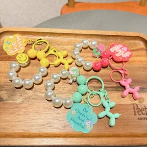 Kreatives Acryl-Perlen-Schlüsselanhänger-Set mit niedlichem Perlenarmband und Ballonhund-Anhänger.
