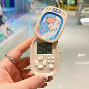 Primo piano del mini portachiavi con gioco elettronico pieghevole a tema capibara.