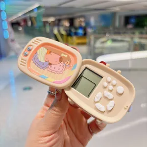 Dettaglio portachiavi mini console giochi TV capibara retro, simpatico giocattolo.