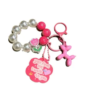 Niedlicher Acryl Perlen Schlüsselanhänger mit pinkem Ballonhund Anhänger für Taschen.