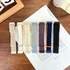 Vista ravvicinata di vari eleganti cinturini per orologi in nylon intrecciato colorato.