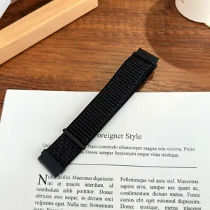 Vista dettagliata del cinturino per orologio in nylon nero, caratterizzato da una trama robusta.