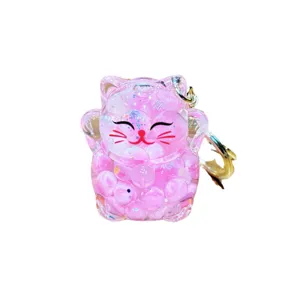 Niedlicher flüssiger Acryl Glückskatze Schlüsselanhänger mit rosa Perlen für Taschen und Schlüssel.