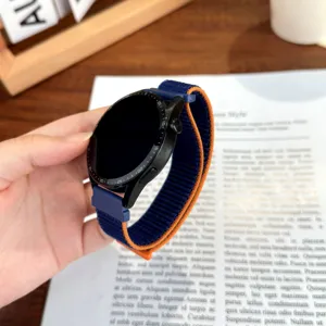 Vista dettagliata del cinturino in nylon blu e arancione con trama tessuta per un comfort ottimale.