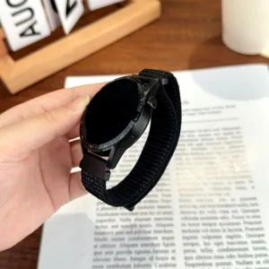 Cinturino per smartwatch in nylon nero con passante di ricambio morbido e traspirante.