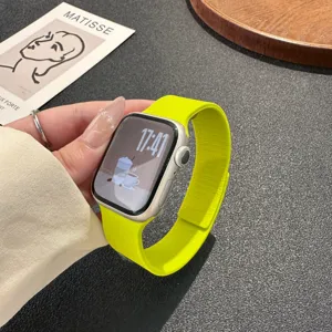 Nahaufnahme des hellgelben magnetischen Silikonuhrenarmbands kompatibel mit apple watch.
