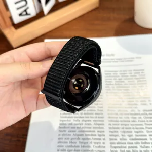 Cinturino in nylon nero con fibbia metallica, comodo ricambio tessuto per la vostra smartwatch.