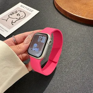 Leuchtend rosa magnetisches Silikon Uhrenarmband Detailaufnahme passend für Apple Watch.