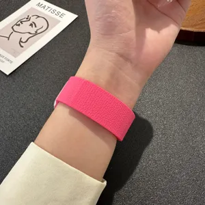 Helles rosa Litchi-Muster weiches magnetisches Silikon Uhrenarmband Handgelenk Detail