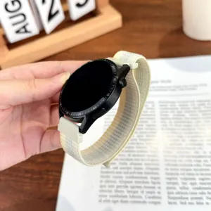 Vista dettagliata di un cinturino per smartwatch in nylon intrecciato chiaro, compatibile.