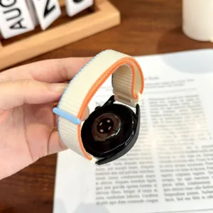 Vista ravvicinata di dettaglio del cinturino in nylon intrecciato con chiusura rapida.