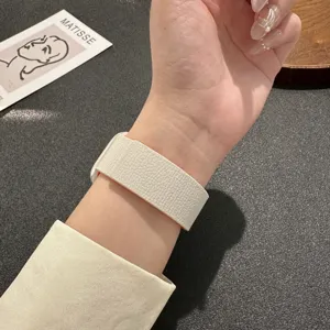 Detailansicht des weißen Silikon-Magnetarmbands mit Litschi-Muster für Apple Watch, weiche Textur.