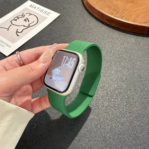 Nahaufnahme des grünen Silikon-Magnet-Uhrenarmbands mit feiner Litschi-Textur und flexiblem Design.