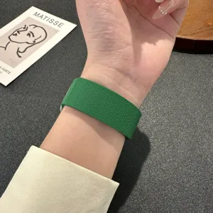 Grünes Litschimuster Silikon Uhrenarmband Detailansicht, weicher Magnetriemen für Uhr.