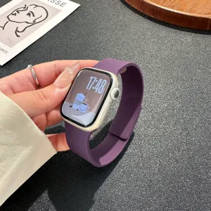 Detailansicht des violetten magnetischen Silikon-Uhrenarmbands kompatibel mit Apple Watch.