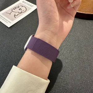 Lila magnetisches Silikon-Uhrenarmband kompatibel mit Apple Watch, Detailansicht.
