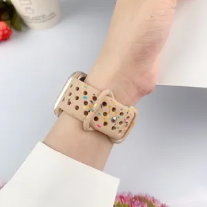 Bracelet de montre en silicone avec confettis colorés et trous respirants pour montre.