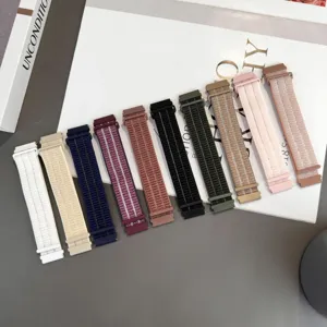 Nahaufnahme der farbigen, atmungsaktiven Nylon-Ersatzarmbänder in vielen modischen Farben.