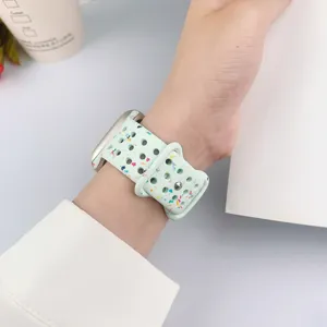 Bracelet montre silicone confetti poignet détail gros plan, bracelet de rechange coloré.