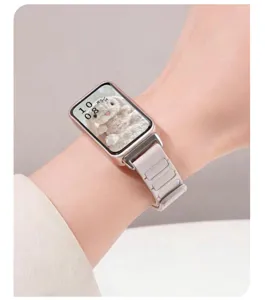 Nahaufnahme des Silikon Magnetarmbands am Handgelenk mit modernem Dreiperlenmuster für Smartwatch.
