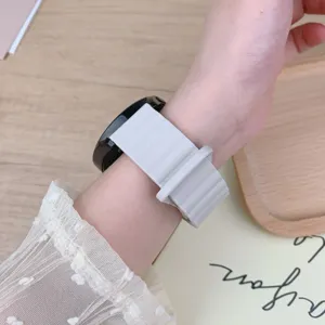 Detalle de correa de reloj de silicio, primer plano de correa texturizada, flexible.