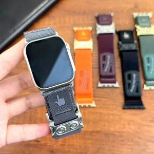 Dettaglio cinturino per orologio in nylon con fibbia in metallo per smartwatch.