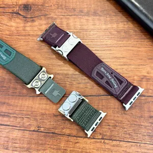 Vista dettagliata del cinturino per Apple Watch in nylon tattico con fibbia in metallo.