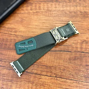 Cinturino in nylon verde militare compatibile con Apple Watch, con fibbia tattica in metallo.