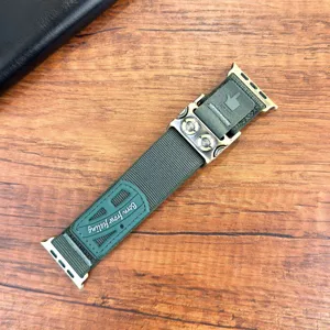 Cinturino nylon verde militare per Apple Watch, stile tattico con fibbia robusta in metallo.