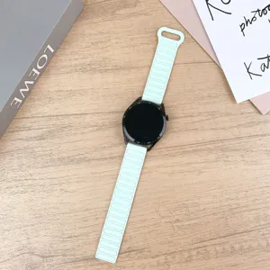 Cinturino magnetico in silicone verde chiaro, vista dettagliata compatibile con smartwatch vari.