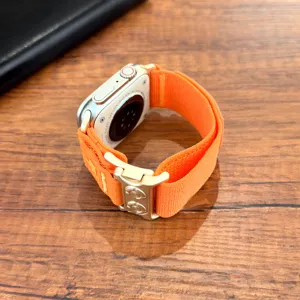 Cinturino per smartwatch in nylon arancione con fibbia metallica, comodo e sportivo.