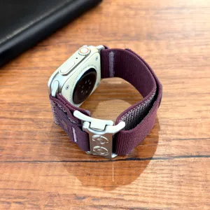 Primo piano dettagliato del cinturino per orologio in nylon resistente con fibbia meccanica.