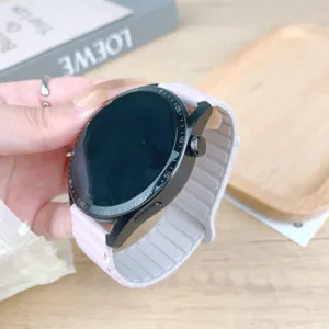 Dettaglio cinturino per orologio magnetico in silicone rosa morbido con fibbia.